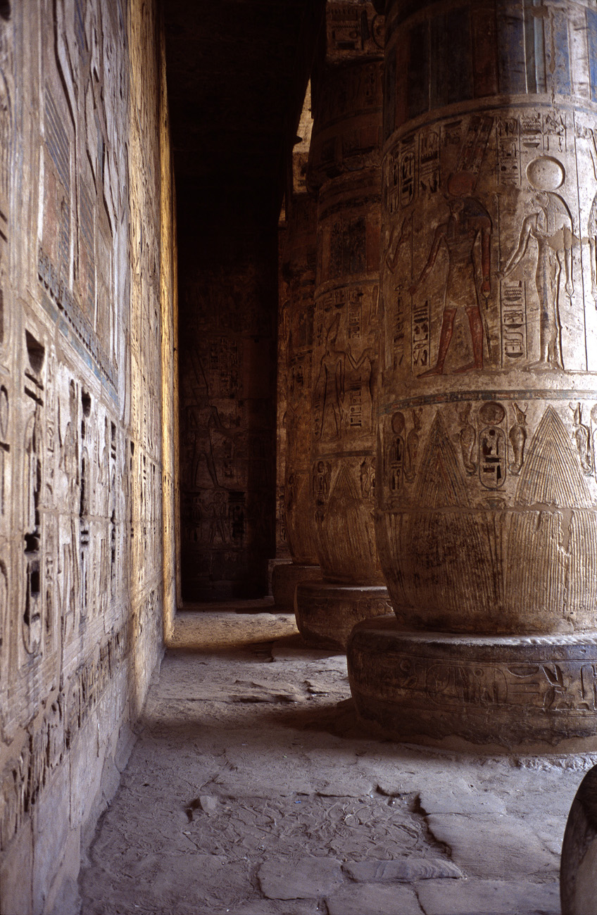 egyp11_04 temple ramses iii colonnes.jpg - Thèbes Ouest  temple de Ramses III Provia 100 F